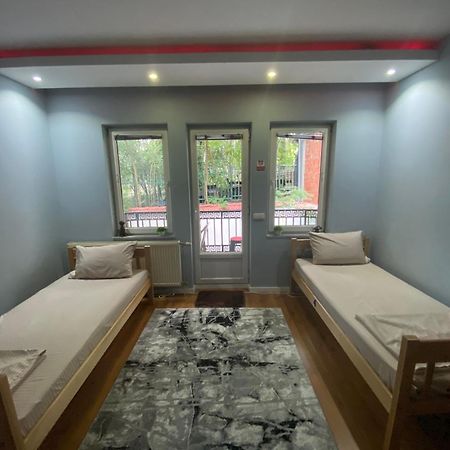 City Park Hostel Prishtine Bagian luar foto