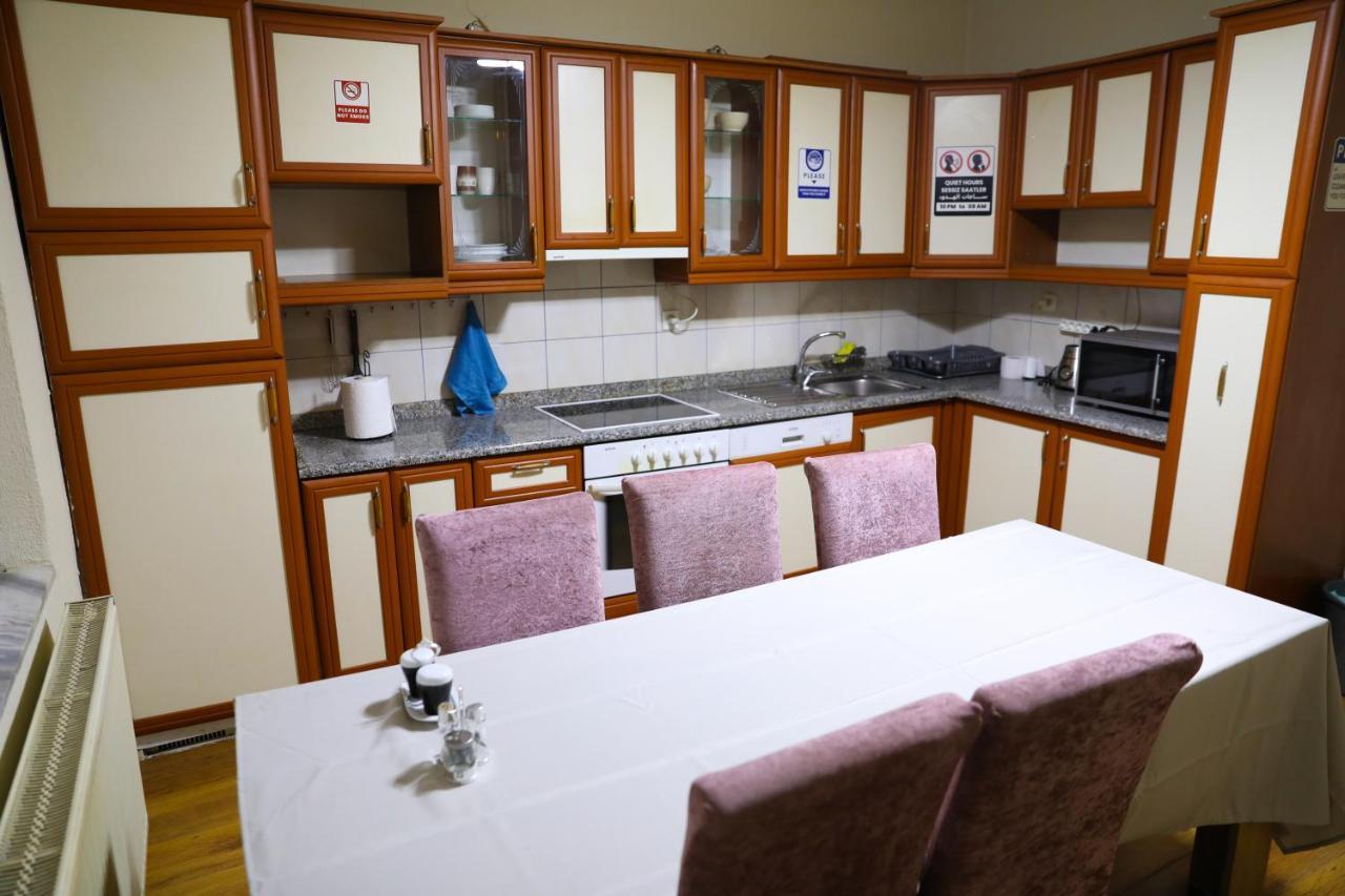 City Park Hostel Prishtine Bagian luar foto