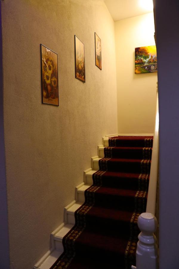 City Park Hostel Prishtine Bagian luar foto