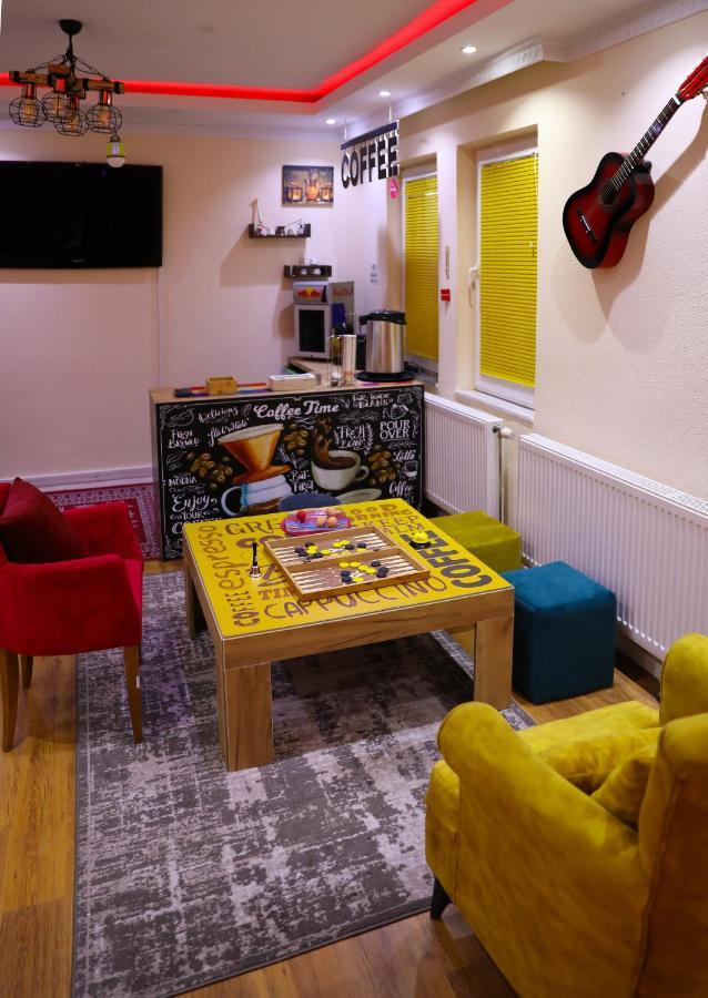 City Park Hostel Prishtine Bagian luar foto