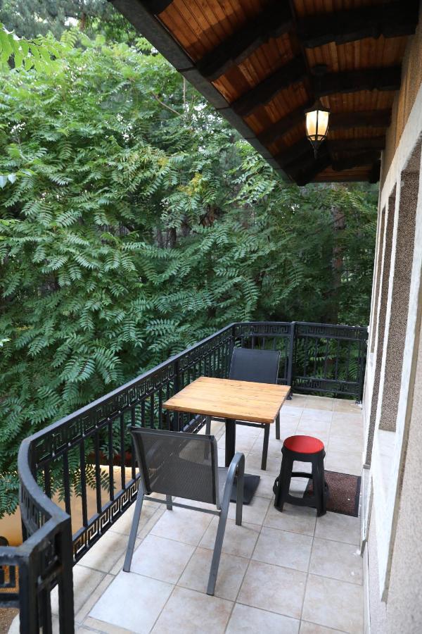 City Park Hostel Prishtine Bagian luar foto