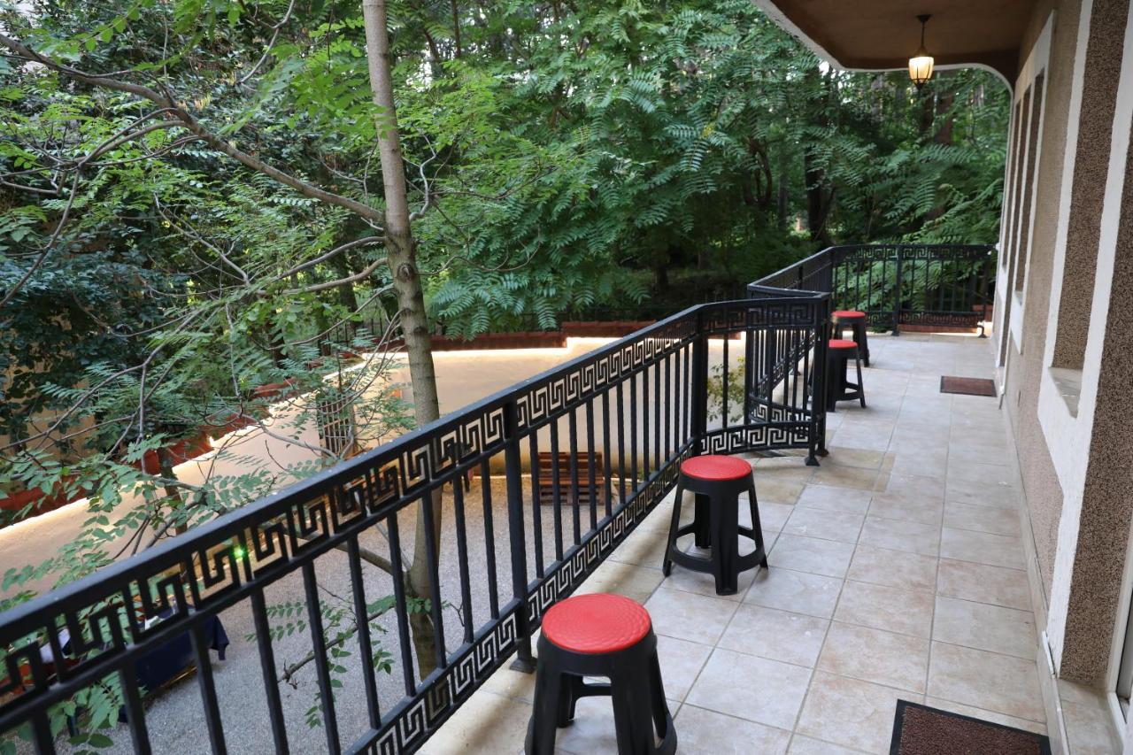 City Park Hostel Prishtine Bagian luar foto