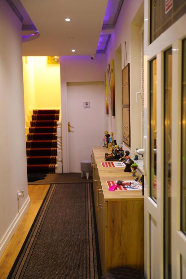 City Park Hostel Prishtine Bagian luar foto