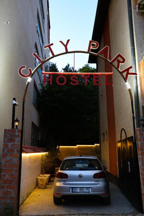 City Park Hostel Prishtine Bagian luar foto