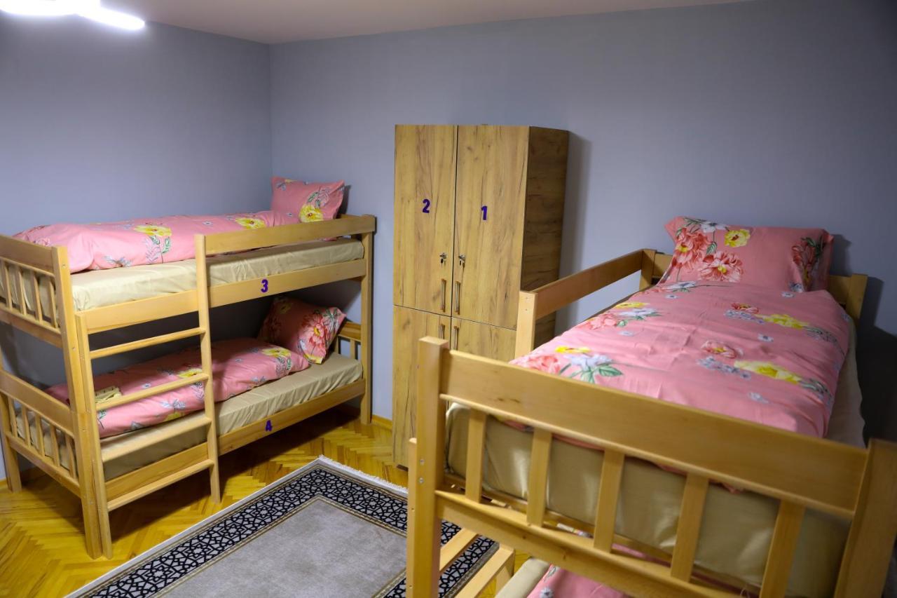 City Park Hostel Prishtine Bagian luar foto