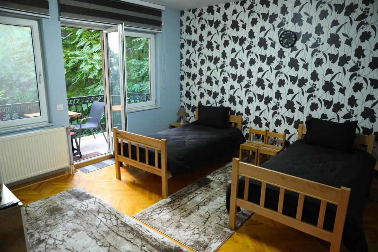 City Park Hostel Prishtine Bagian luar foto