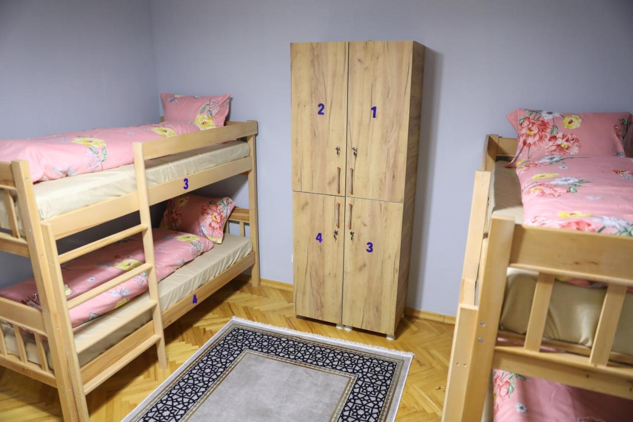 City Park Hostel Prishtine Bagian luar foto