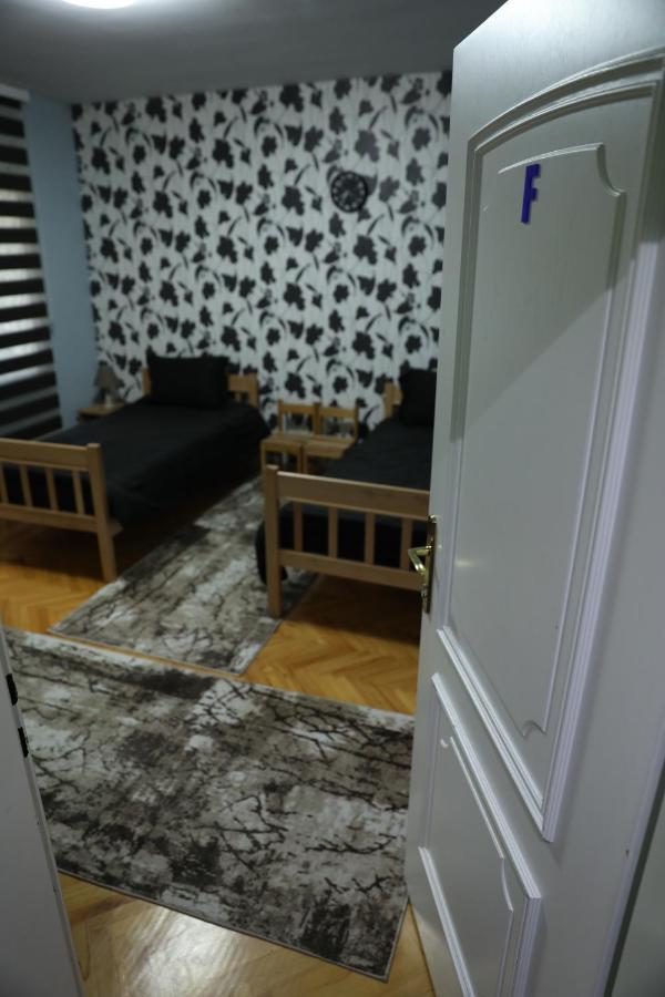 City Park Hostel Prishtine Bagian luar foto