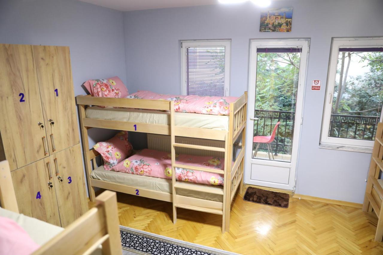 City Park Hostel Prishtine Bagian luar foto