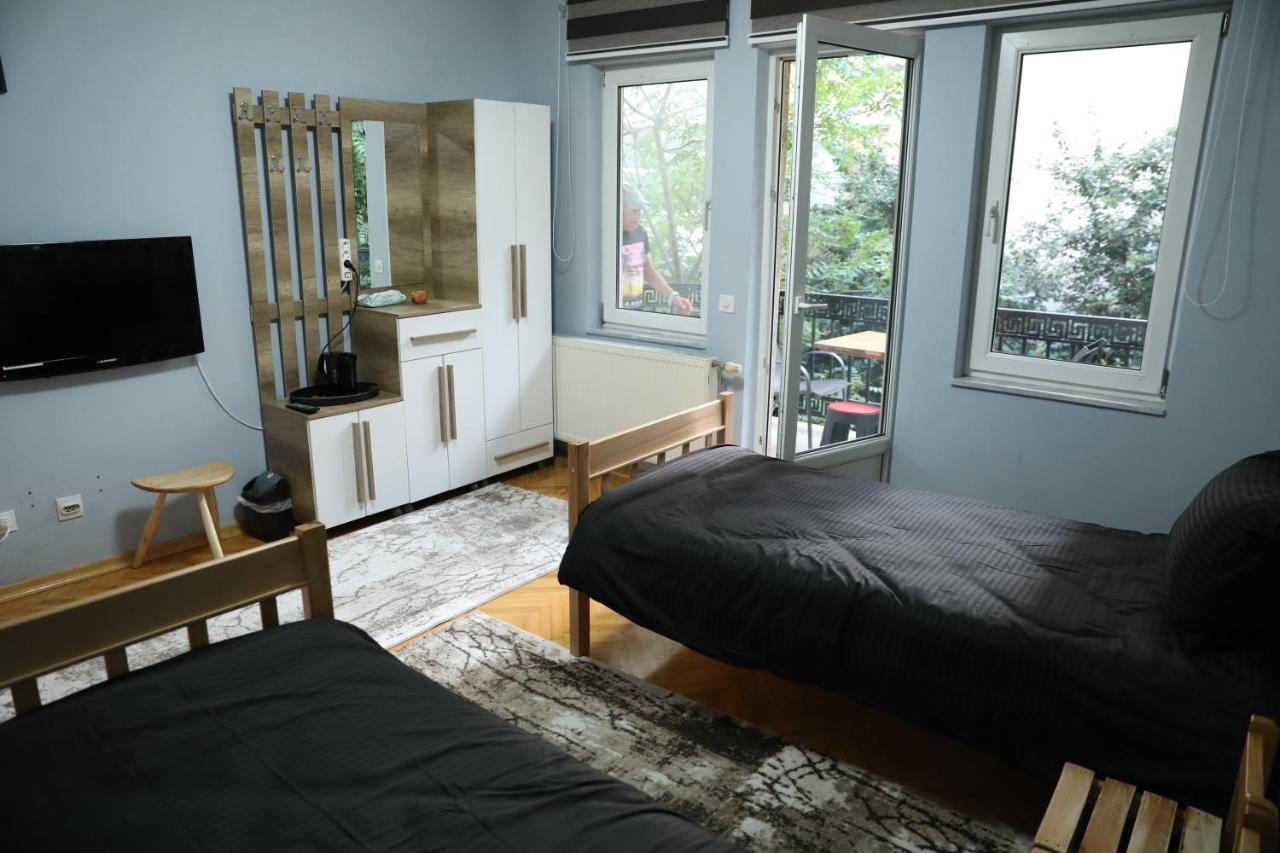City Park Hostel Prishtine Bagian luar foto
