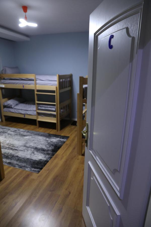 City Park Hostel Prishtine Bagian luar foto