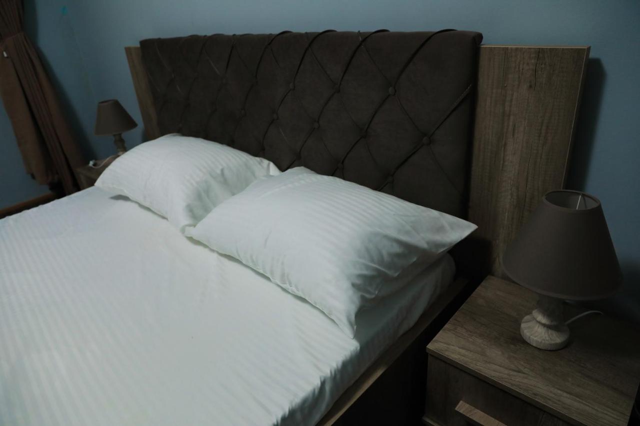 City Park Hostel Prishtine Bagian luar foto
