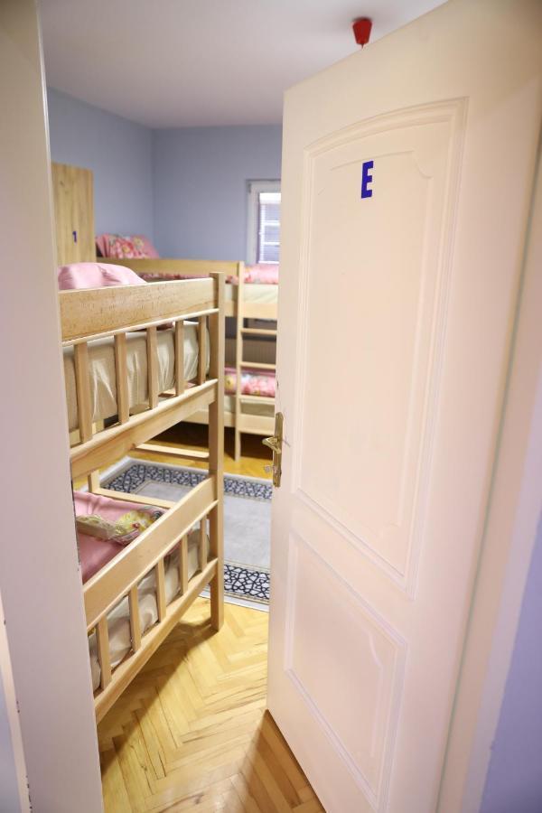 City Park Hostel Prishtine Bagian luar foto