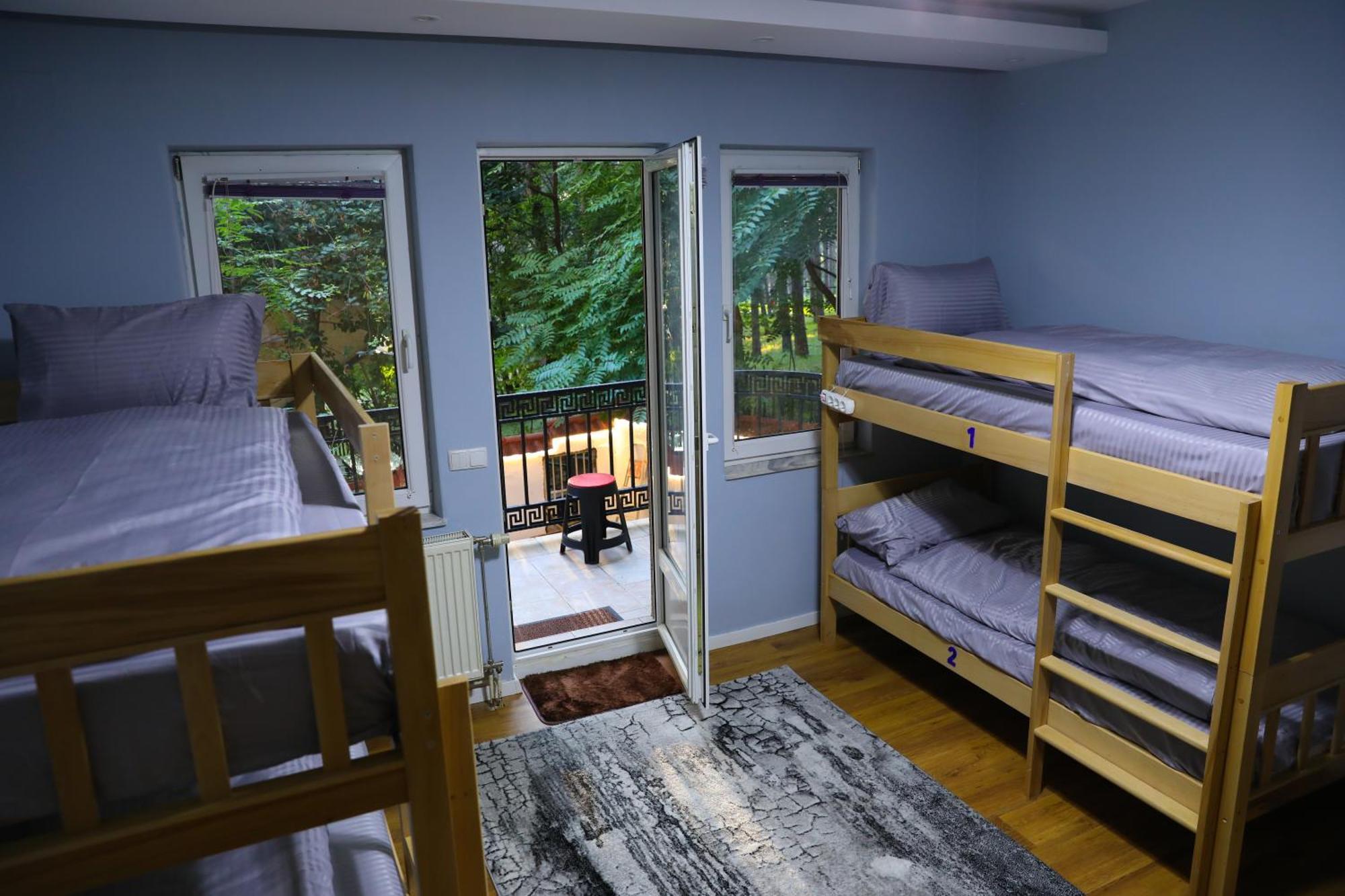 City Park Hostel Prishtine Bagian luar foto