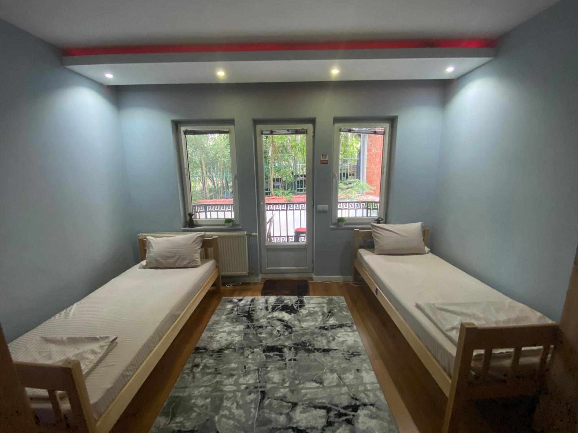 City Park Hostel Prishtine Bagian luar foto